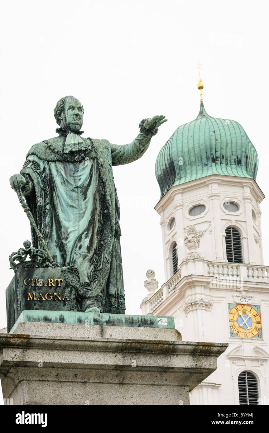 Statua di Massimiliano I re di Baviera nel 1806 sorge fuori la cattedrale di Santo Stefano in Passau, Germania. Foto Stock