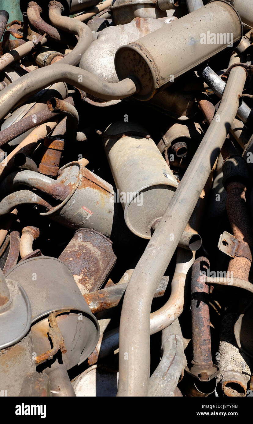 Pila di vecchi tubi di scarico sui dump Foto Stock