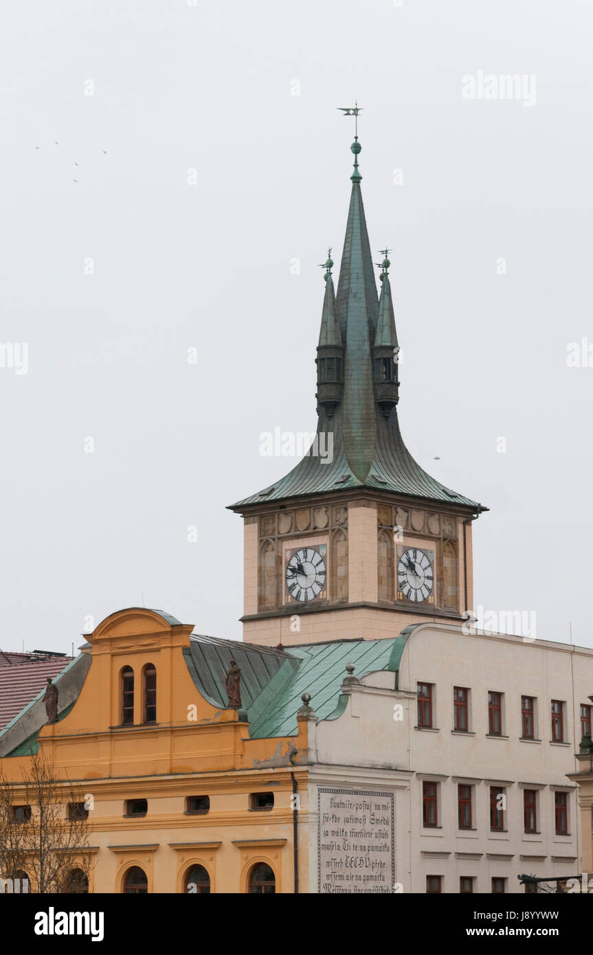 La guglia o clock tower su un tetto di un vecchio edificio a Praga della Cecoslovacchia. Foto Stock