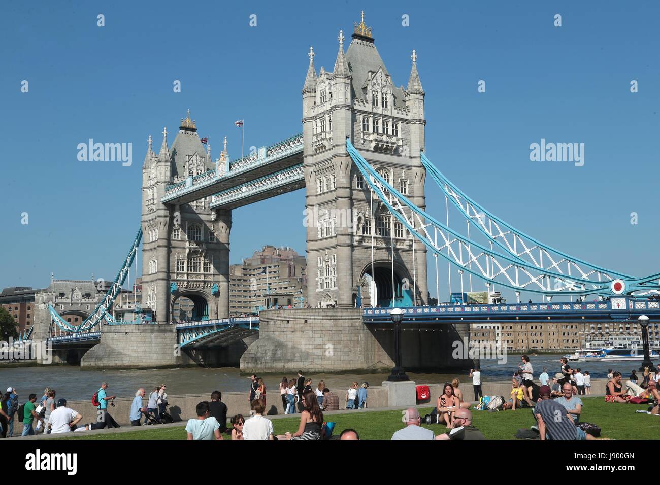 L'iconico il Tower Bridge di Londra, uno dei più famosi edifici nel mondo che è stato costruito oltre 120 anni fa. Foto Stock L'iconico il Tower Bridge di Londra, uno dei più famosi edifici nel mondo che è stato costruito oltre 120 anni fa. Foto Stock