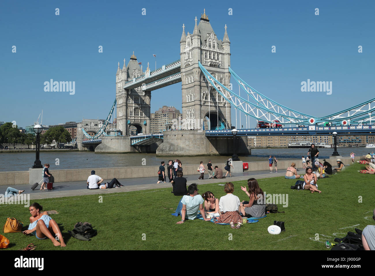 L'iconico il Tower Bridge di Londra, uno dei più famosi edifici nel mondo che è stato costruito oltre 120 anni fa. Foto Stock