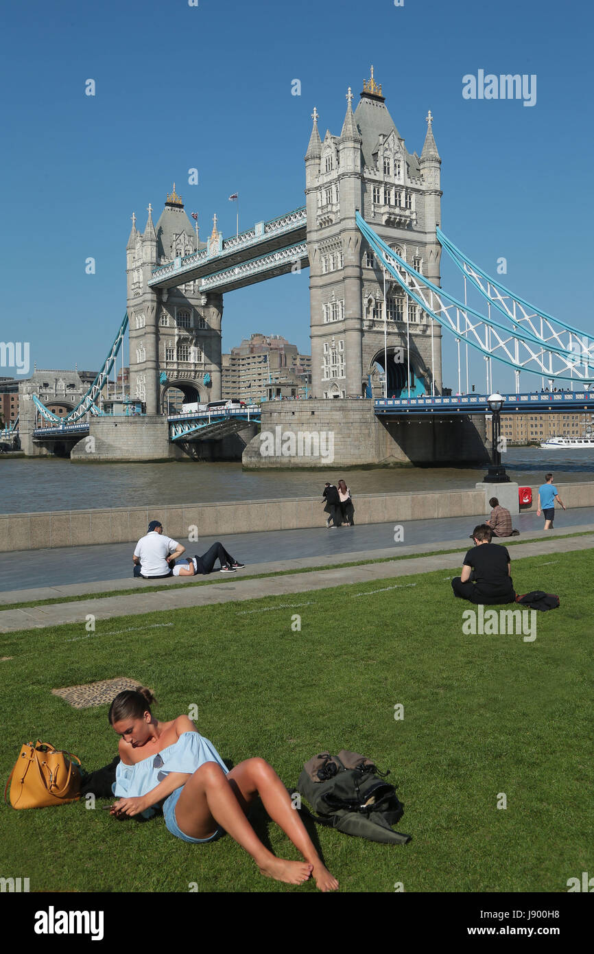 L'iconico il Tower Bridge di Londra, uno dei più famosi edifici nel mondo che è stato costruito oltre 120 anni fa. Foto Stock