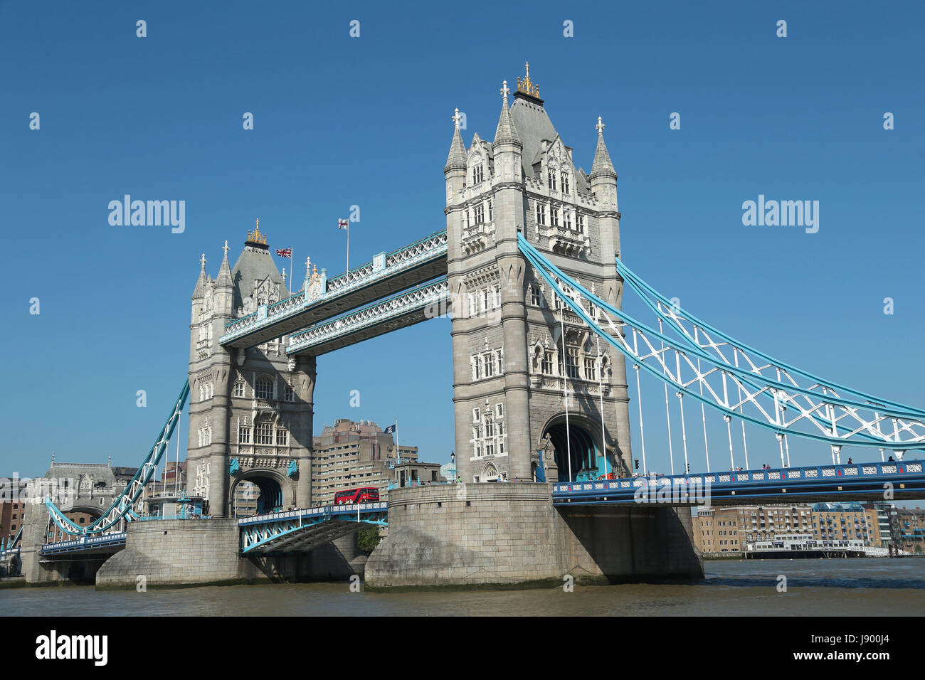 L'iconico il Tower Bridge di Londra, uno dei più famosi edifici nel mondo che è stato costruito oltre 120 anni fa. Foto Stock L'iconico il Tower Bridge di Londra, uno dei più famosi edifici nel mondo che è stato costruito oltre 120 anni fa. Foto Stock
