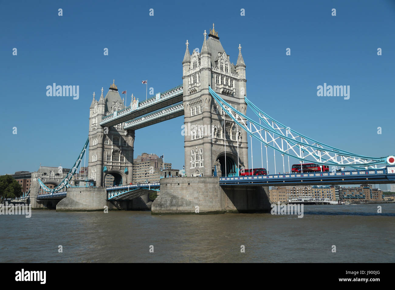 L'iconico il Tower Bridge di Londra, uno dei più famosi edifici nel mondo che è stato costruito oltre 120 anni fa. Foto Stock L'iconico il Tower Bridge di Londra, uno dei più famosi edifici nel mondo che è stato costruito oltre 120 anni fa. Foto Stock