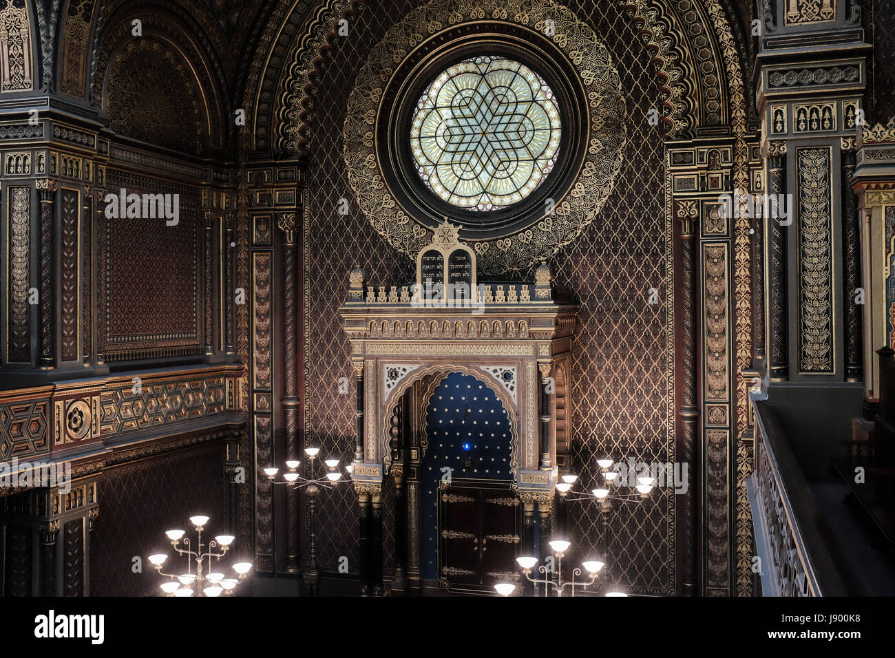 Una seconda storia vista dal balcone della Sinagoga Spagnola, Španělská synagoga in ceco, nell'area dell'ex Praga Ghetto Ebraico, progettato da Vojtěch Foto Stock