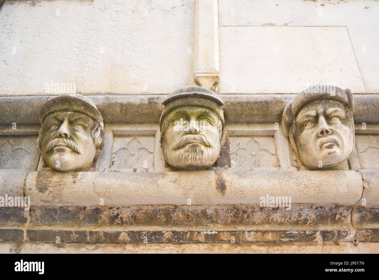 Teste scolpite, sul lato di Sveti Jakov, Cattedrale di Saint James, città vecchia di Sibenik, Dalmazia, Croazia Foto Stock