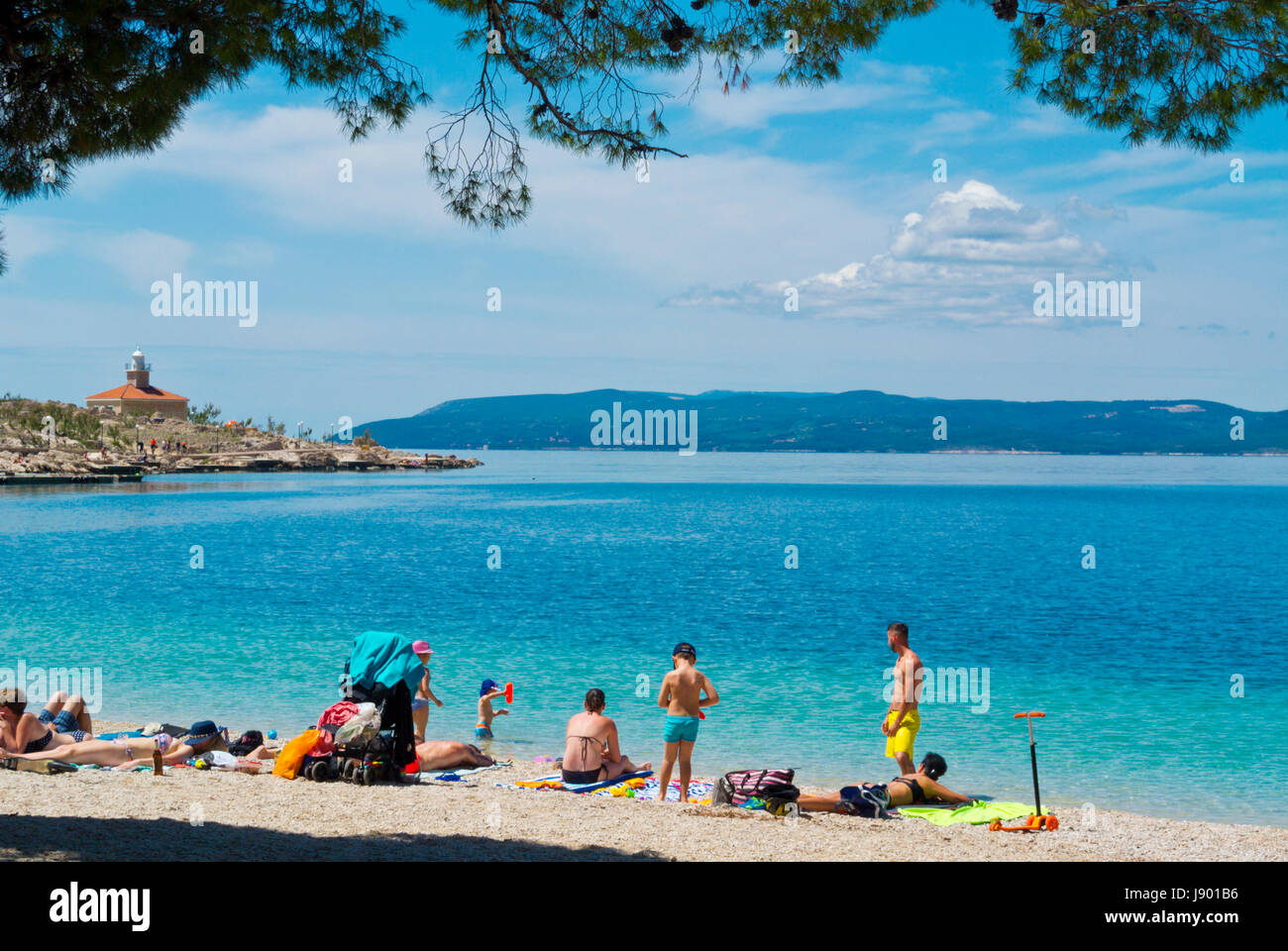 Persone su Plaza Donja Luka, la spiaggia principale, Makarska, Dalmazia, Croazia Foto Stock