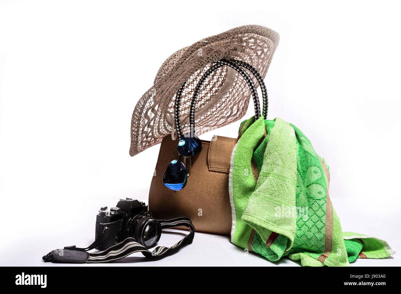 Accessori da viaggio su sfondo bianco Foto Stock