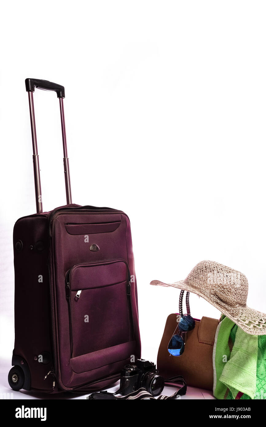 Accessori da viaggio su sfondo bianco Foto Stock