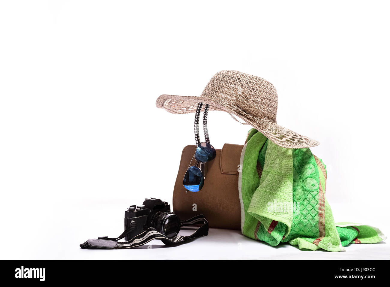 Accessori da viaggio su sfondo bianco Foto Stock