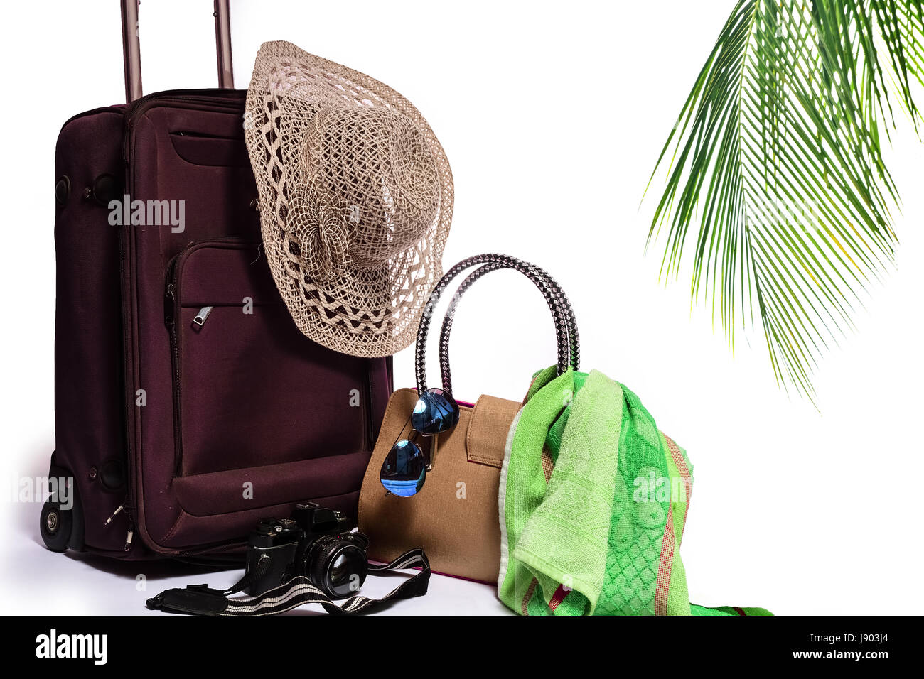Accessori da viaggio su sfondo bianco Foto Stock