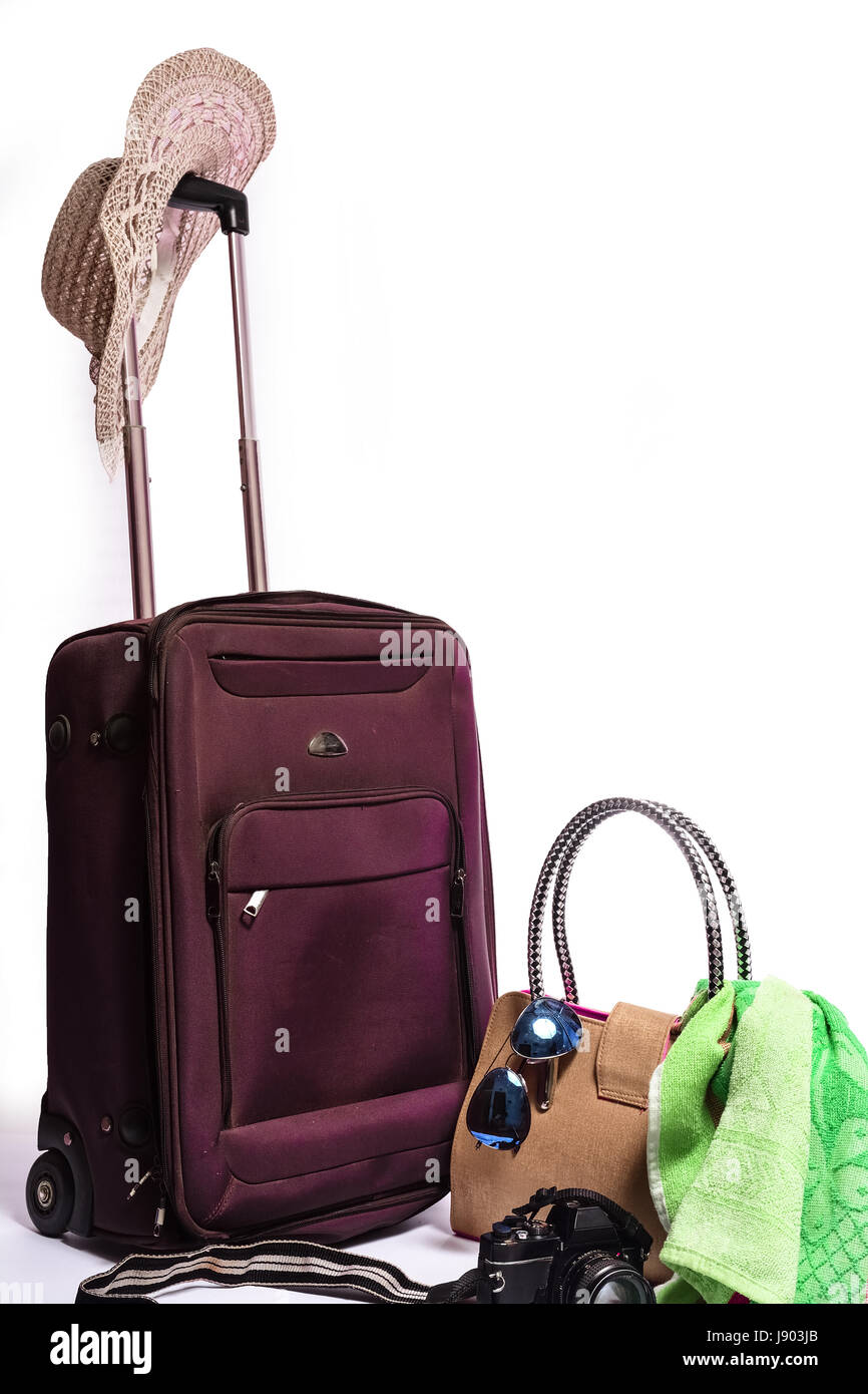 Accessori da viaggio su sfondo bianco Foto Stock
