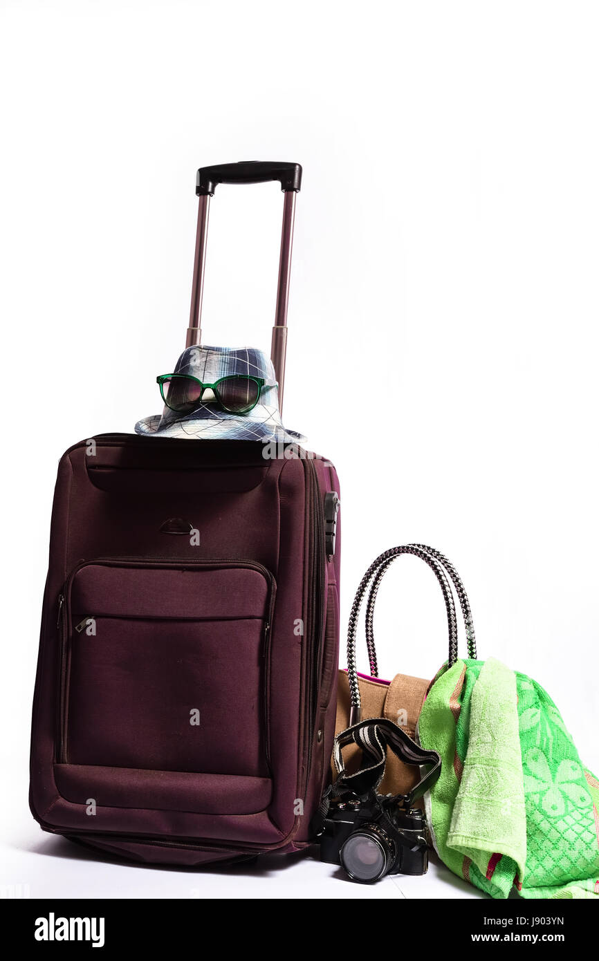 Accessori da viaggio su sfondo bianco Foto Stock