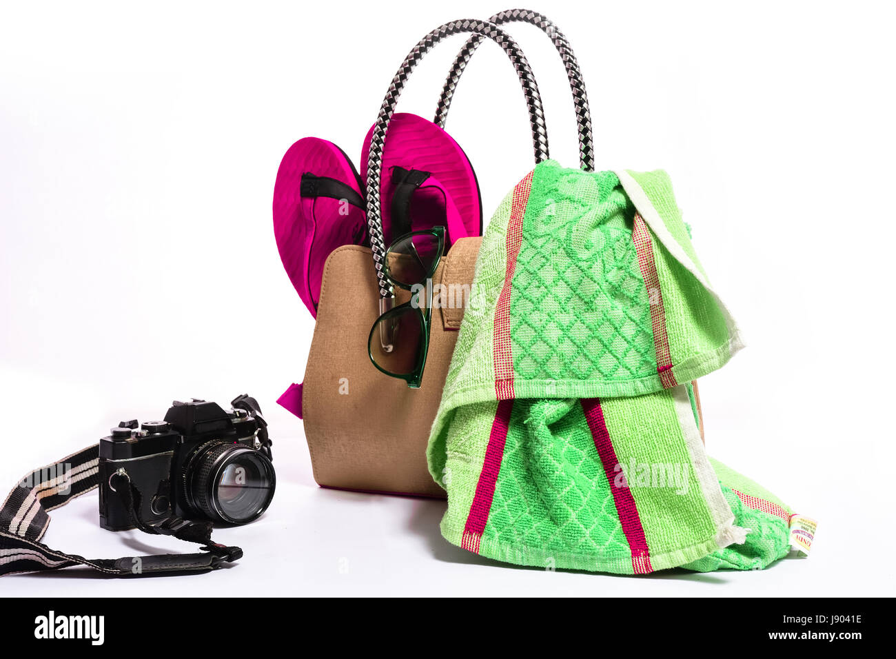 Accessori da viaggio su sfondo bianco Foto Stock