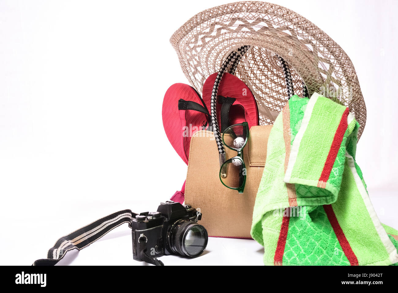 Accessori da viaggio su sfondo bianco Foto Stock
