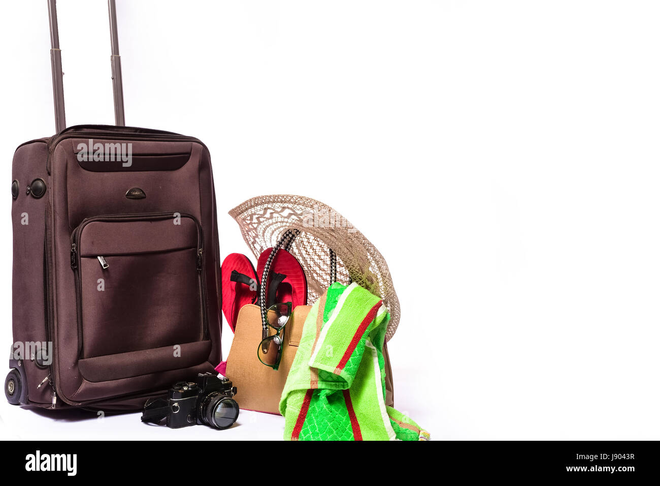 Accessori da viaggio su sfondo bianco Foto Stock