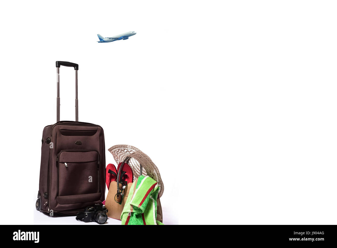 Accessori da viaggio su sfondo bianco Foto Stock
