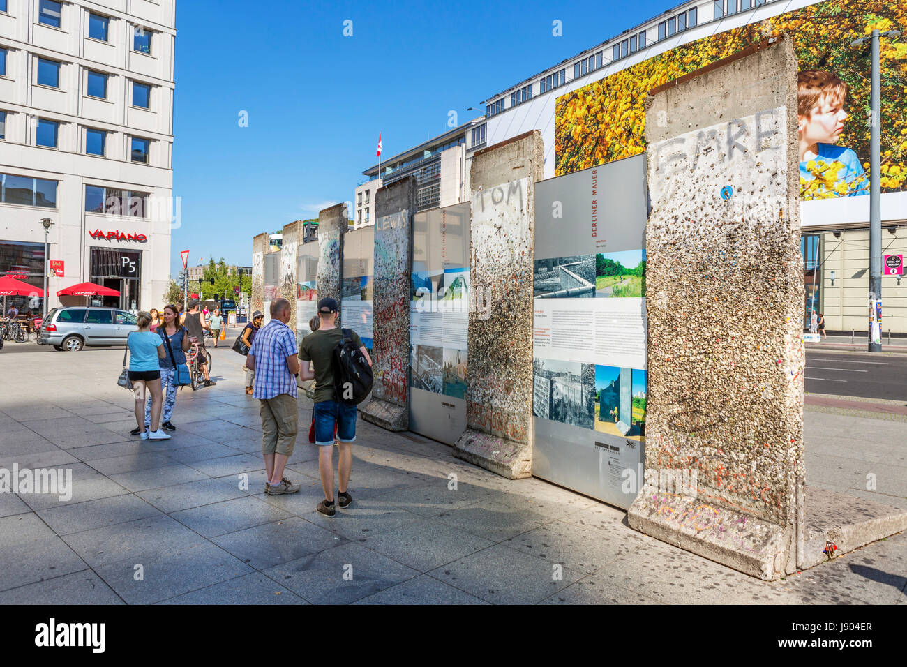 La sezione del vecchio Muro di Berlino in Potsdamer Platz, nel quartiere Mitte di Berlino, Germania Foto Stock