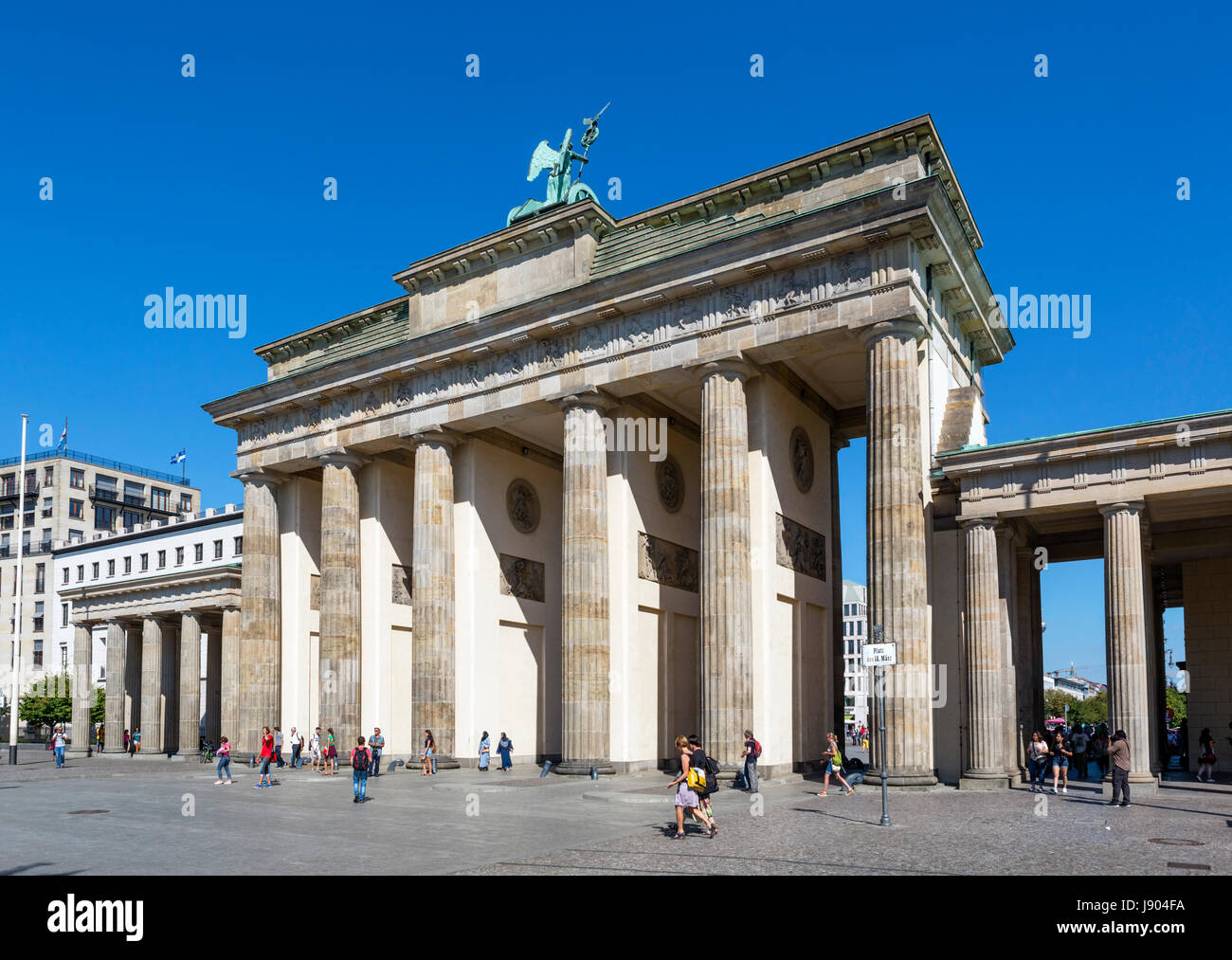 La Porta di Brandeburgo (Brandenburger Tor) dal Platz des 18 Marz, nel quartiere Mitte di Berlino, Germania Foto Stock