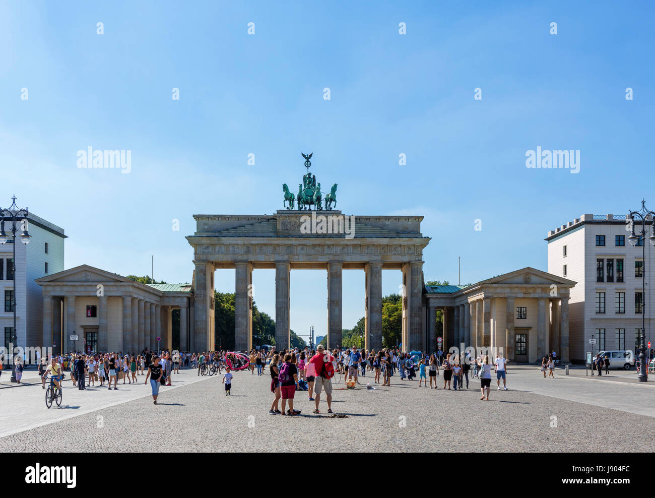La Porta di Brandeburgo (Brandenburger Tor) da Pariser Platz, nel quartiere Mitte di Berlino, Germania Foto Stock