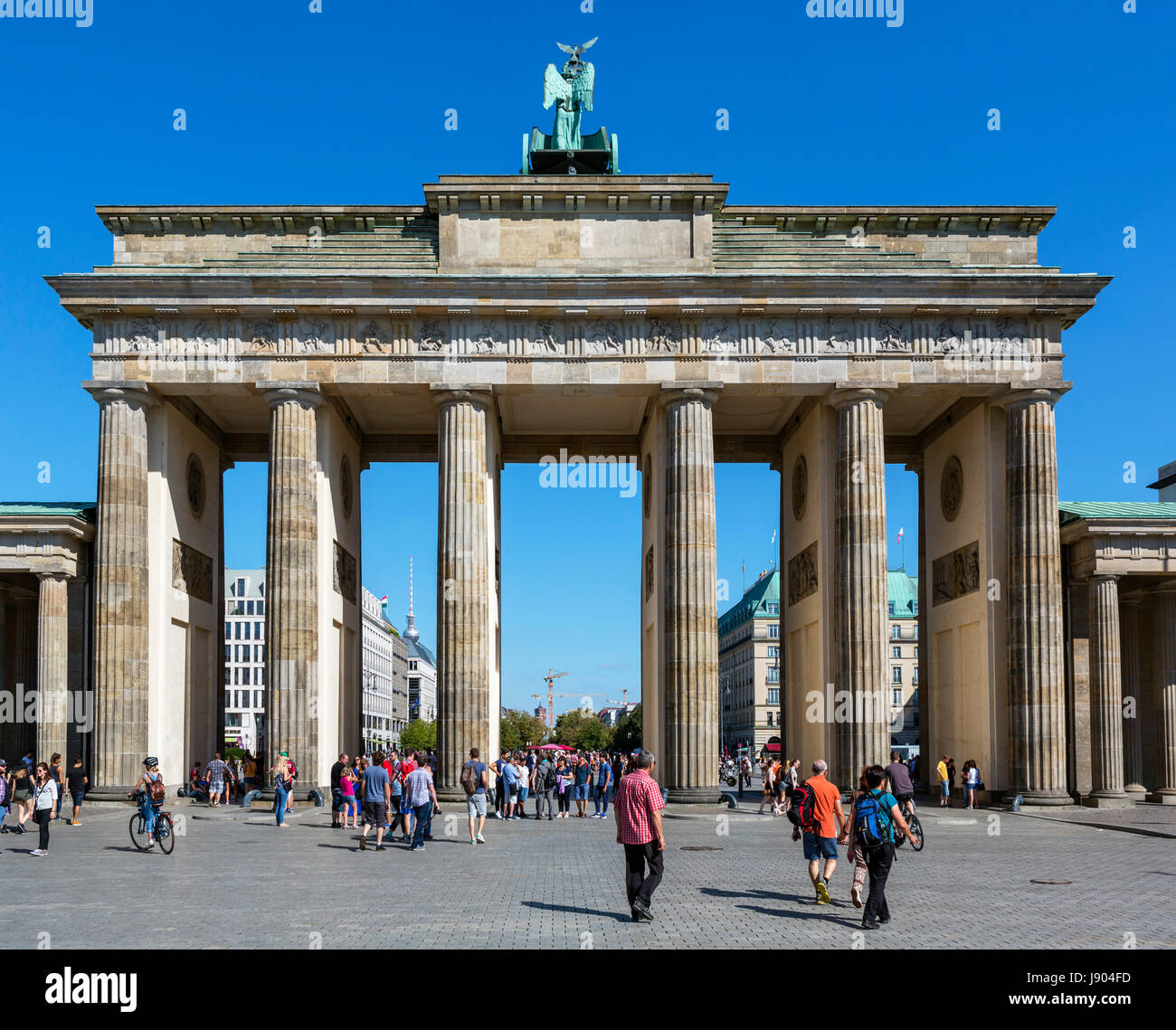 La Porta di Brandeburgo (Brandenburger Tor) dal Platz des 18 MÃ¤rz guardando verso il viale Unter den Linden, nel quartiere Mitte di Berlino, Germania Foto Stock