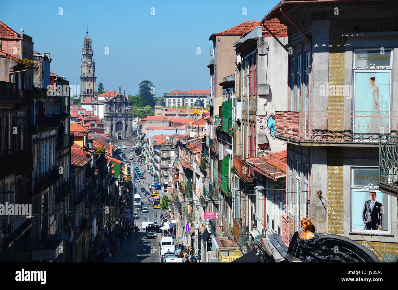 Porto, Portogallo - 2 di maggio, 2017: strade del Porto con la Torre dos Clerigos (chierici Torre) in background Foto Stock