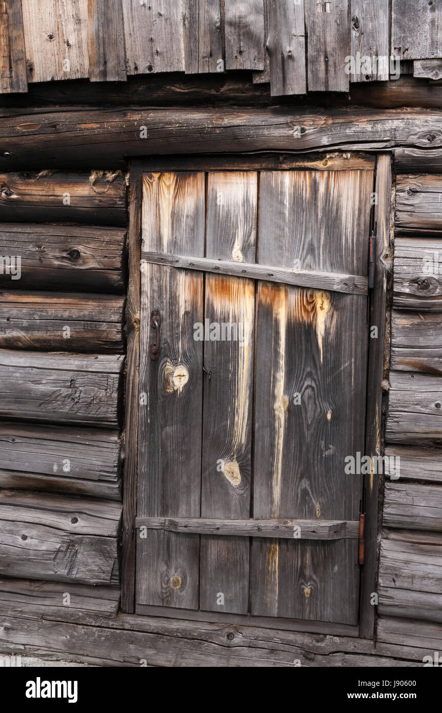 Vecchio sbiadite dal tempo porta di legno sulla parete del registro di casa. Foto Stock