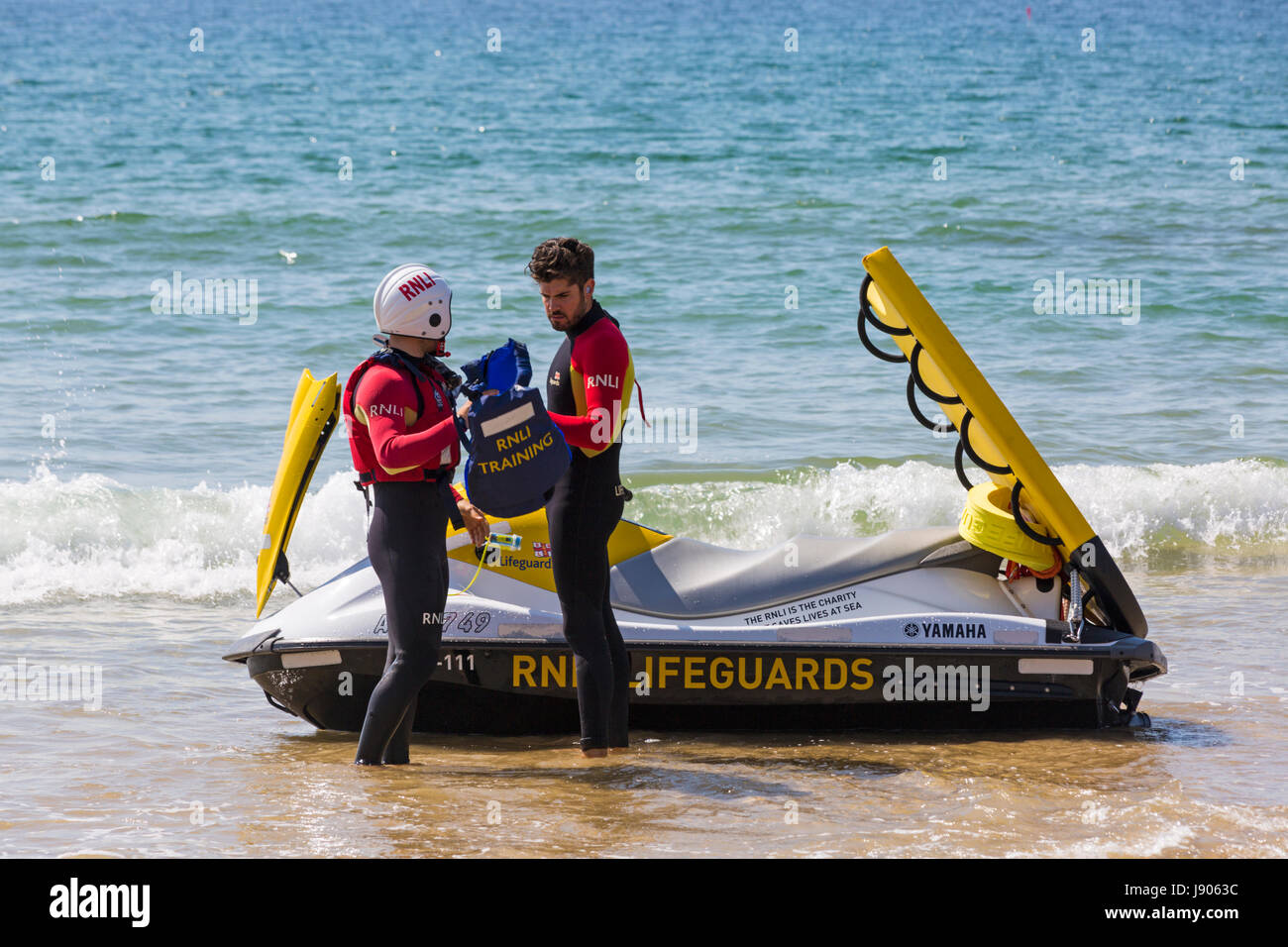 RNLI bagnini e jetski a Bournemouth Beach seaside, Bournemouth Dorset nel Maggio Foto Stock