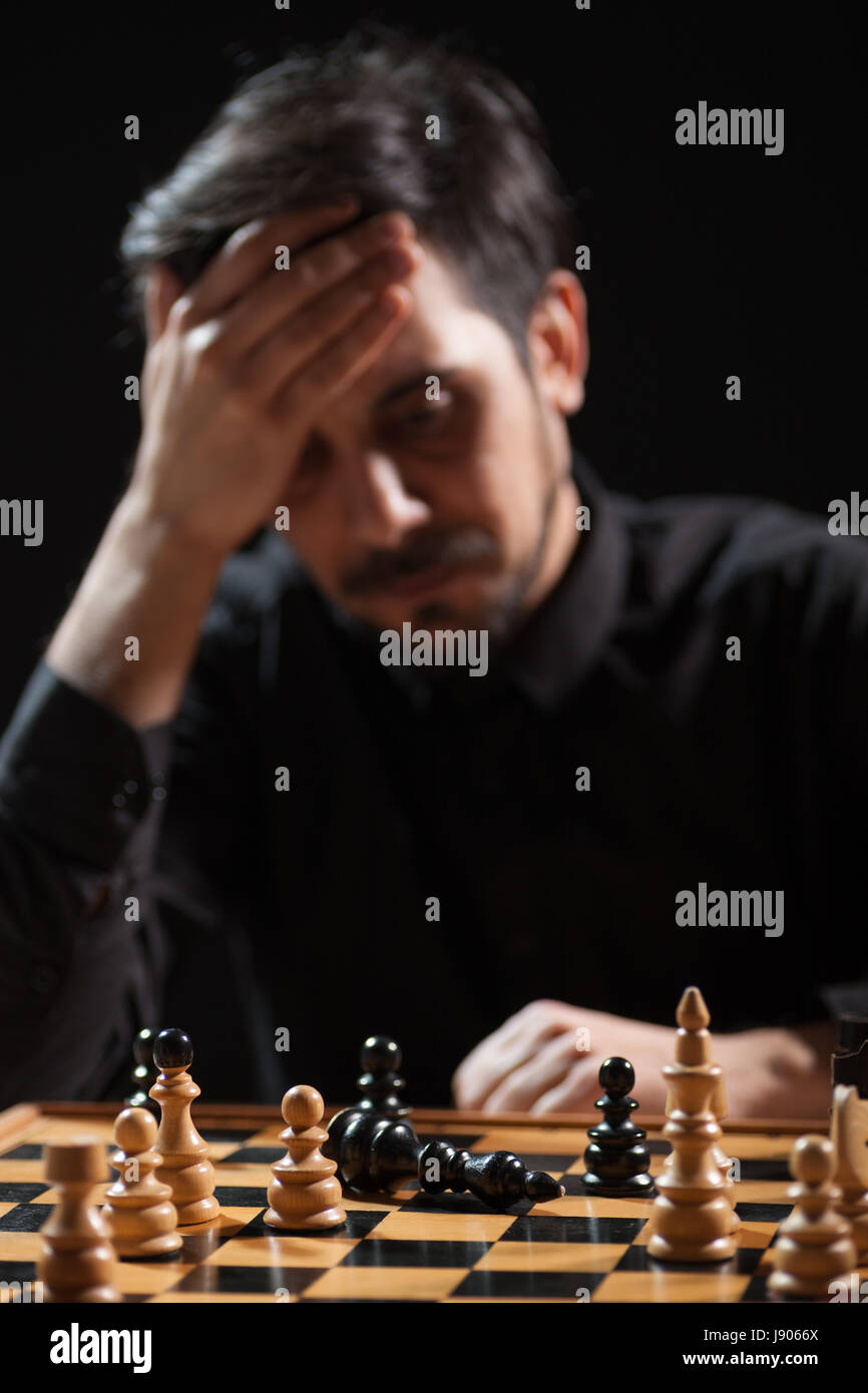 Ritratto di uomo adulto che capitolò nel gioco degli scacchi. Foto Stock