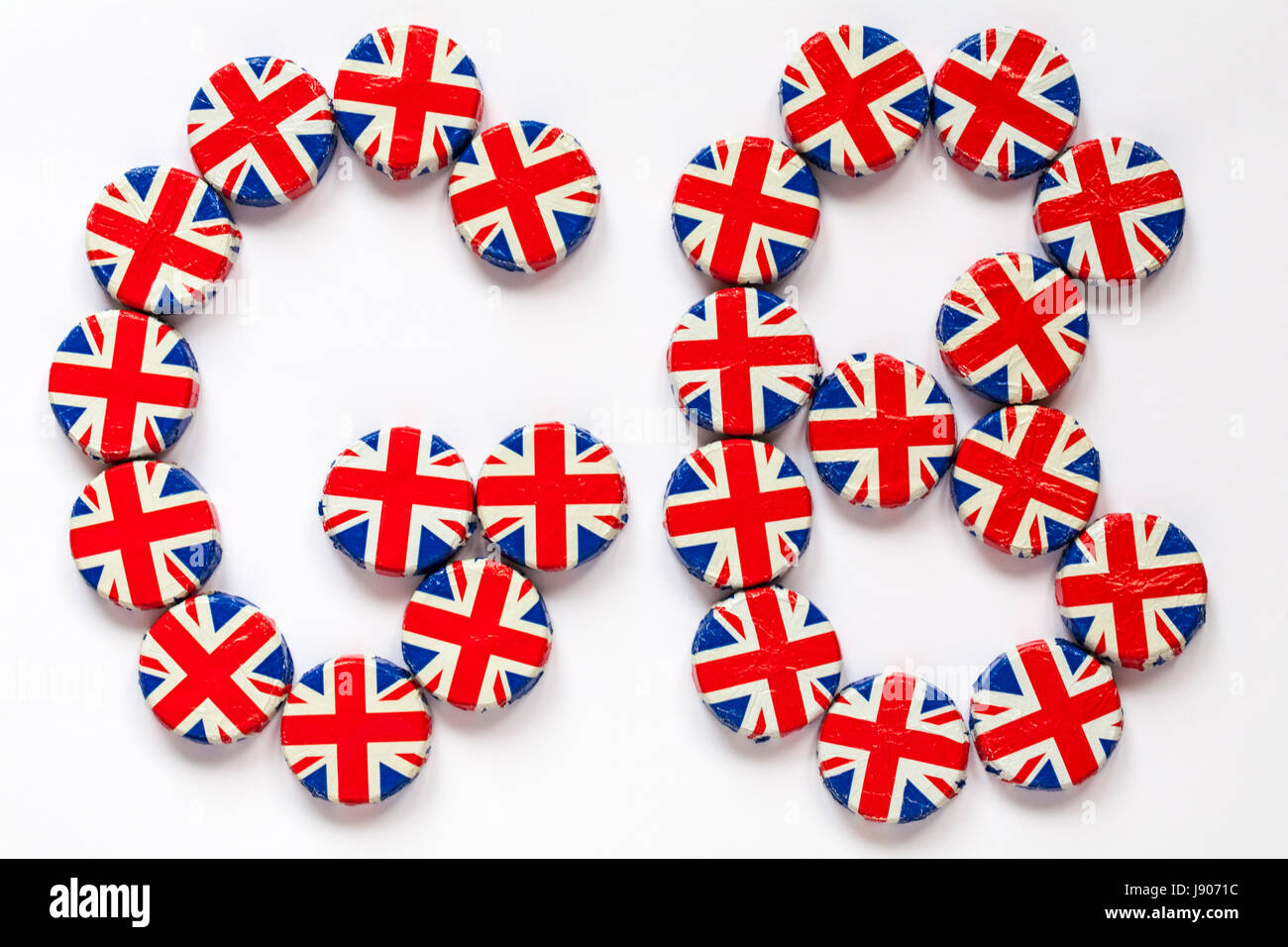 M&S cioccolato al latte europea martinetti disposti come GB isolati su sfondo bianco - Concetto di GB di incollarsi insieme post Brexit o GB ama cioccolatini Foto Stock