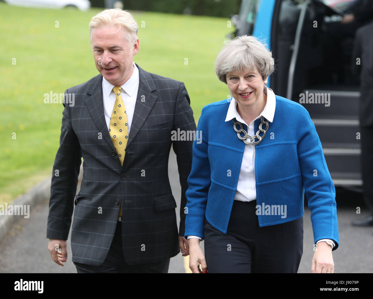 Il primo ministro Theresa Maggio con il candidato locale Kevin Horkin su una campagna elettorale visita a Simon Jersey, un business fornitore uniforme in Accrington, Lancashire. Foto Stock