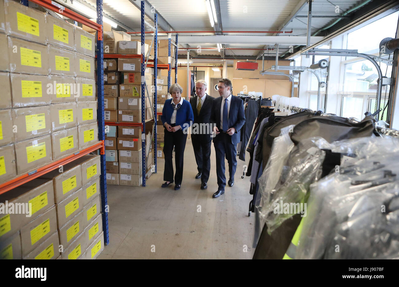 Il primo ministro Theresa Maggio con il candidato locale Kevin Horkin (centro) su una campagna elettorale visita a Simon Jersey, un business fornitore uniforme in Accrington, Lancashire. Foto Stock