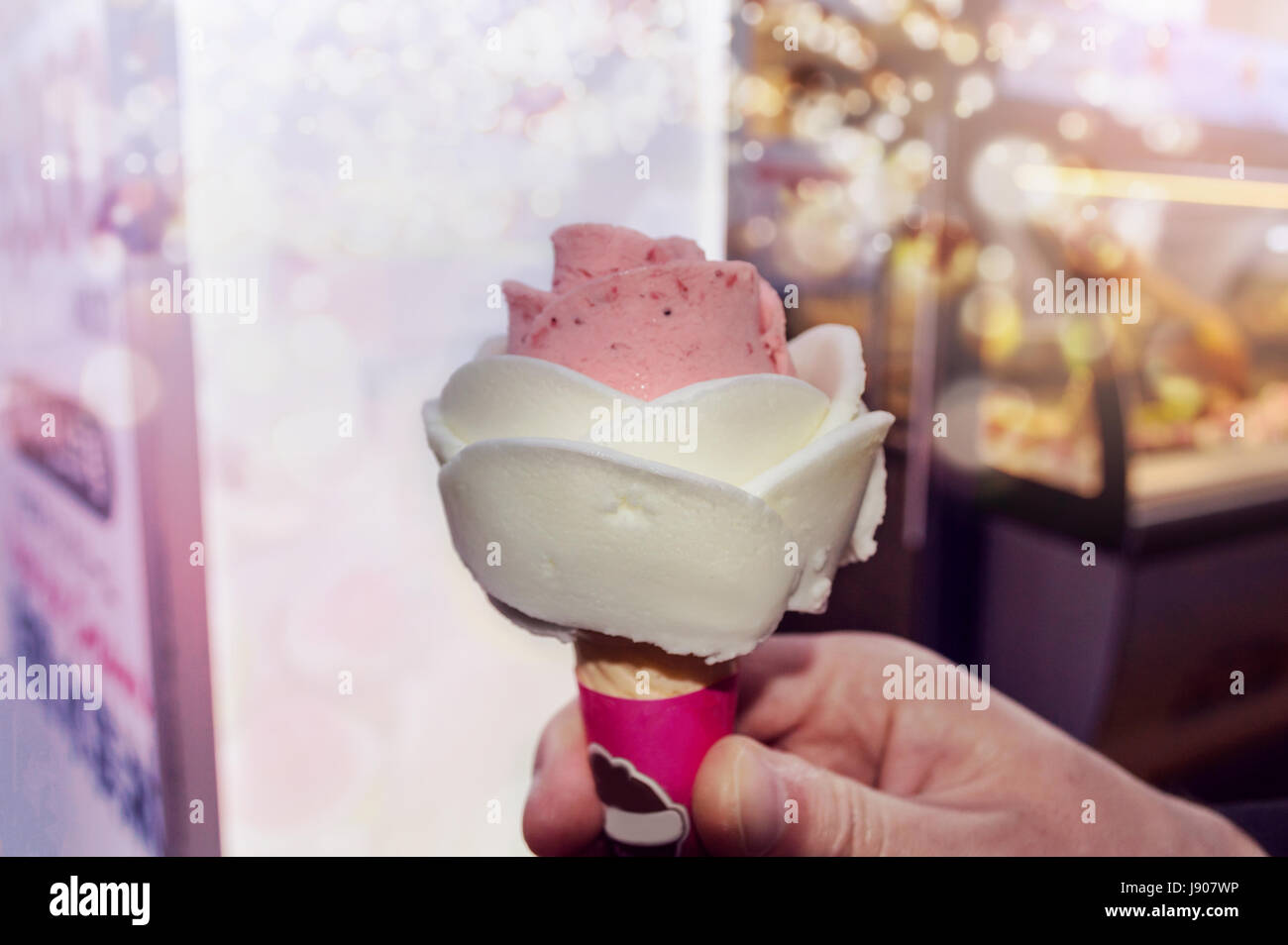 A forma di rose di gelato in mano d'uomo Foto stock - Alamy