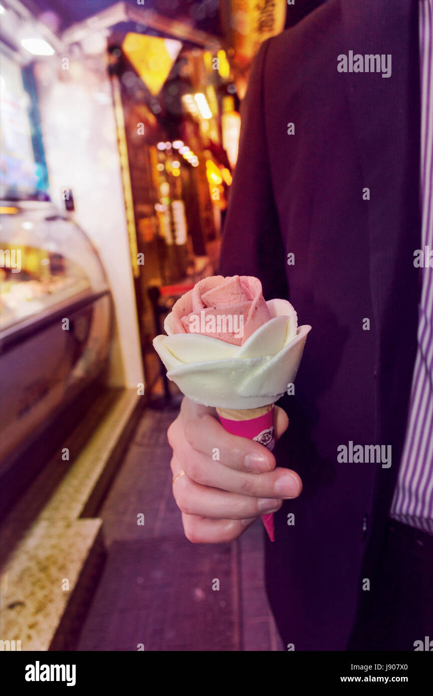 A forma di rose di gelato in mano d'uomo Foto Stock