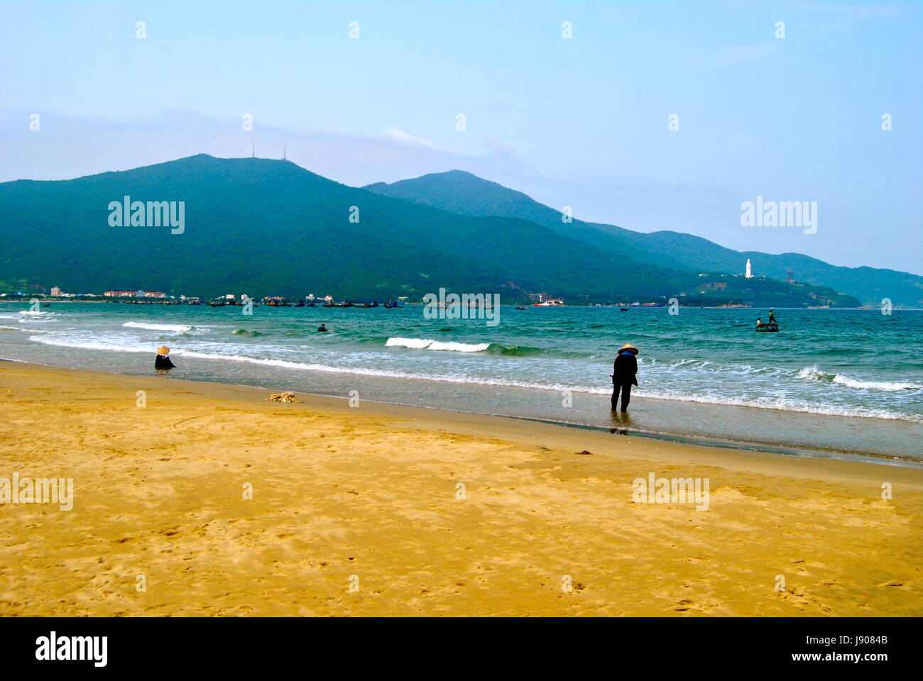 Onorevoli la pesca su una spiaggia, Da Nang, Vietnam Foto Stock