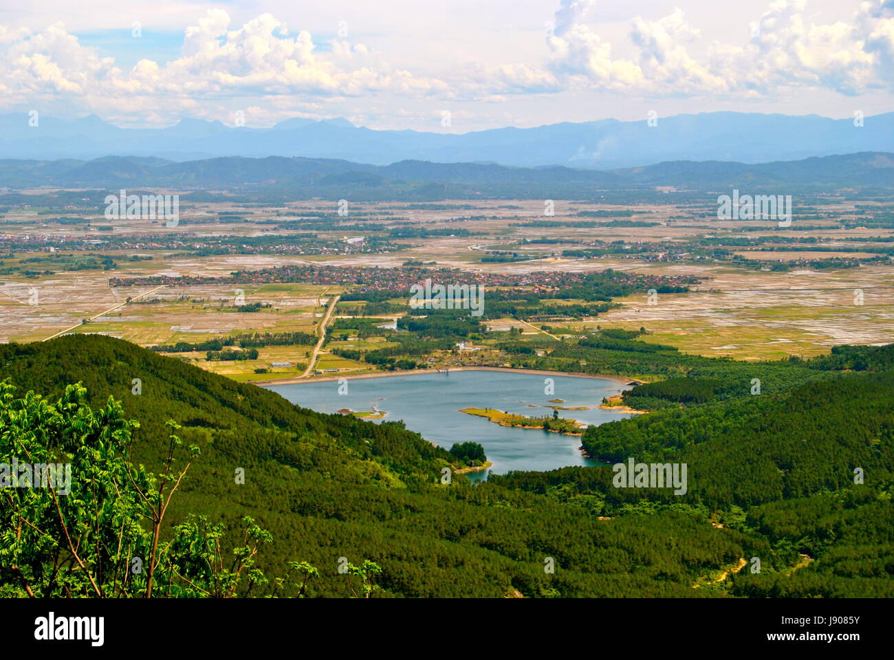 Una vista da Chùa Hương Tích, Ha Tinh provincia, Vietnam Foto Stock