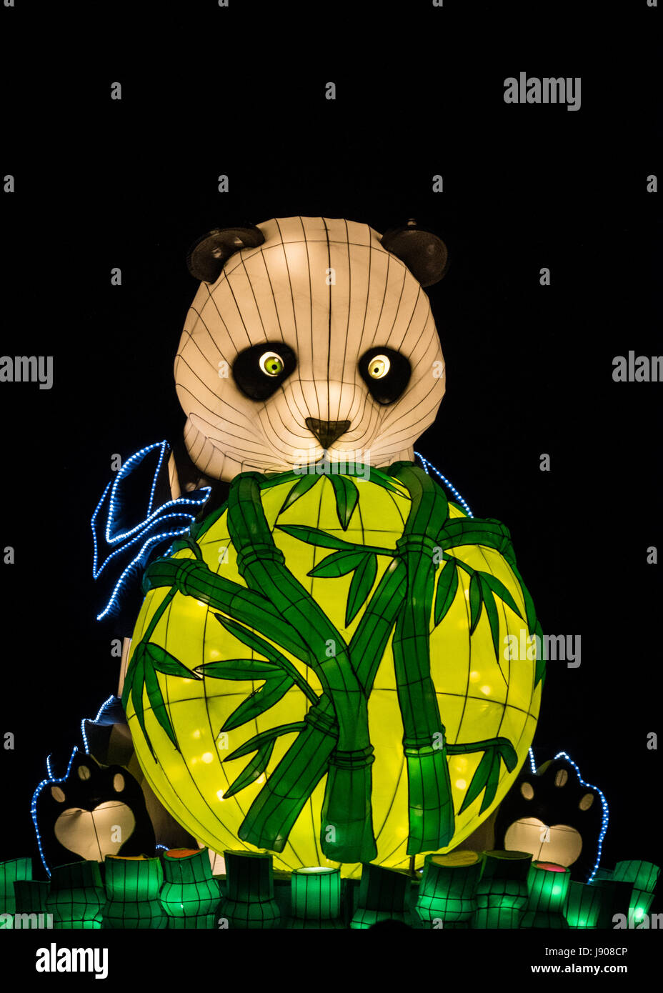 Immagine illuminata del panda gigante e il mondo con la lanterna magica Festival, Chiswick House. Foto Stock