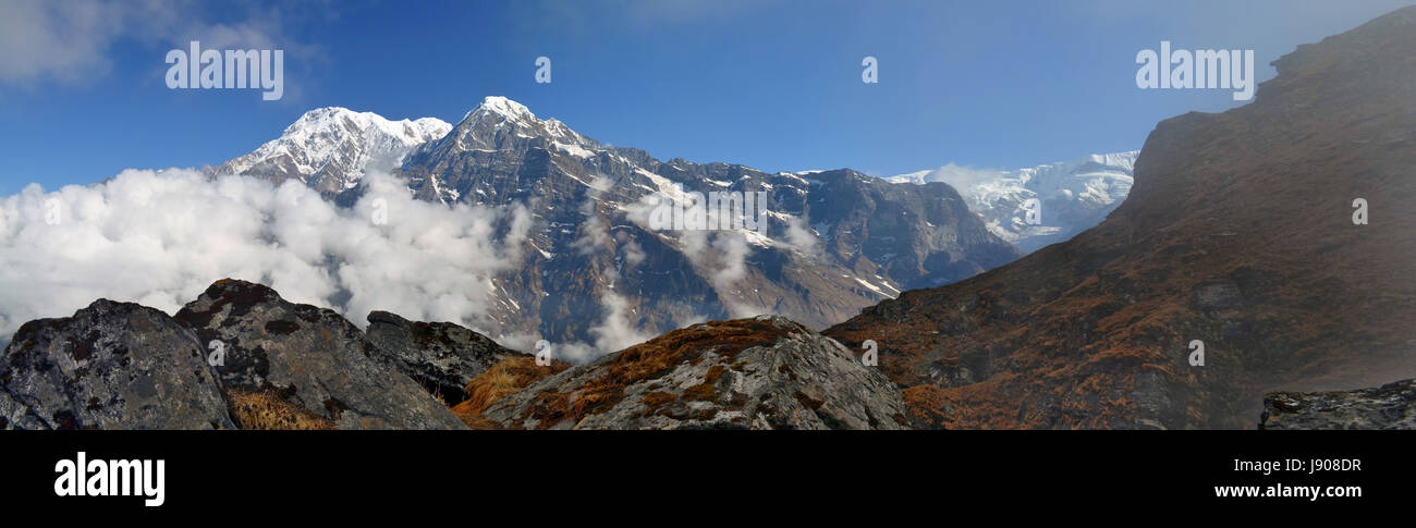 Paesaggio di montagna in Himalaya. Annapurna Sud picco, Nepal Foto Stock