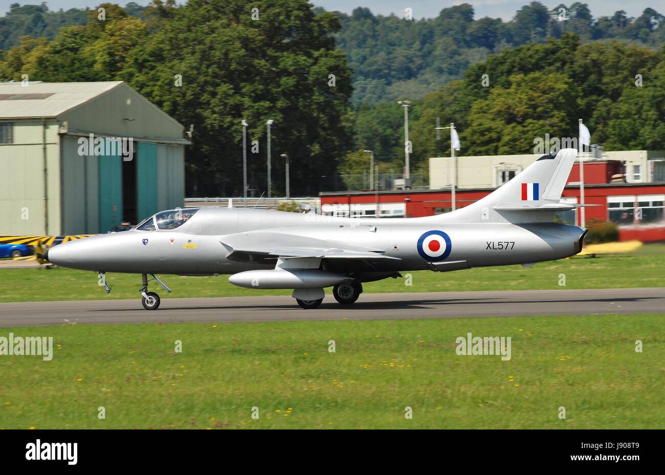 Hawker Hunter T7 jet fighter XL577 decollo durante l'Airshow di Dunsfold nel Surrey in Inghilterra il 23 agosto 2014. Il getto è stato costruito nel 1958 per la RAF Foto Stock