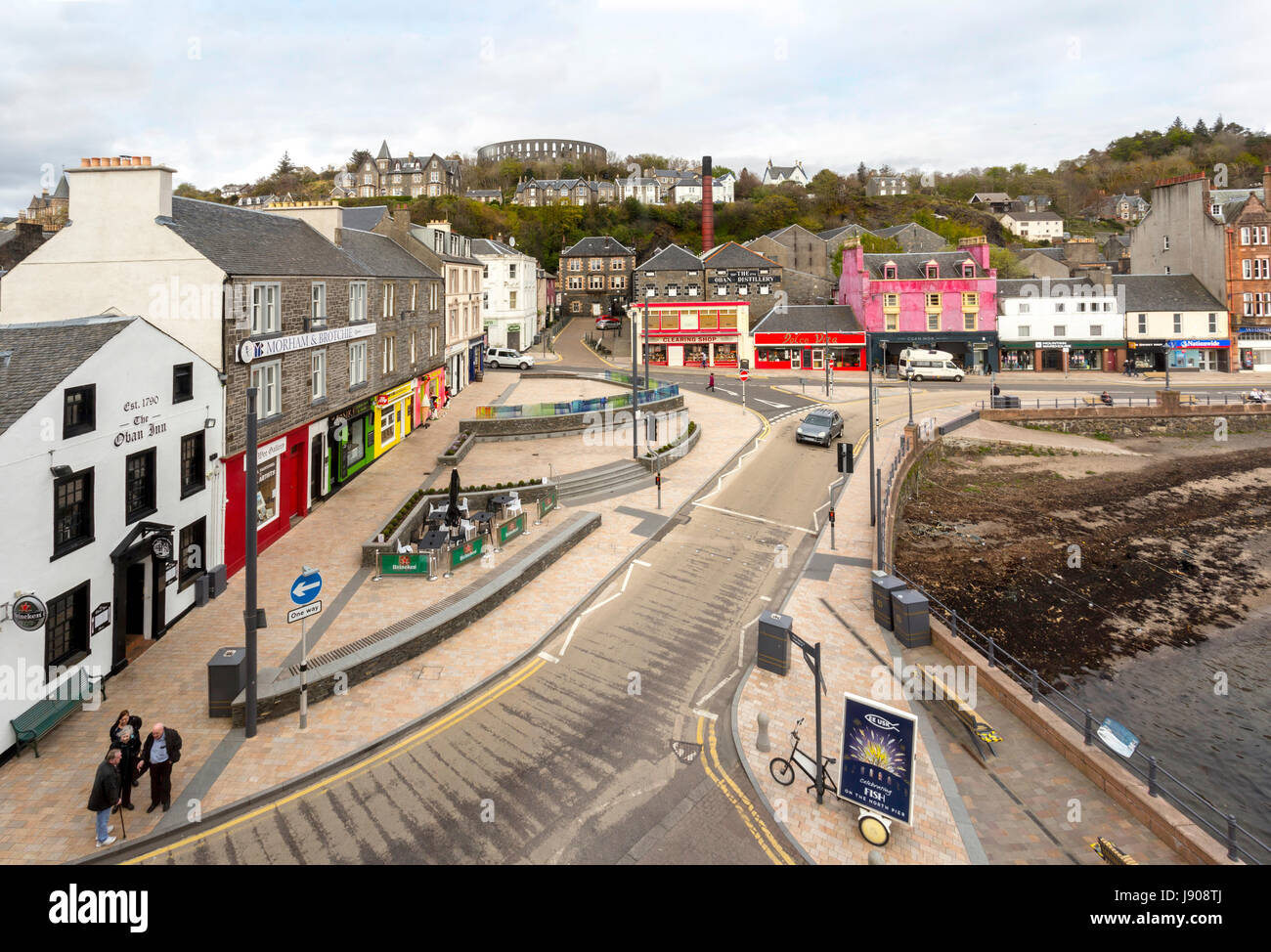 Elevato angolo di visione su Oban sullo Scottish west coast, con McCaig's Tower, un punto di riferimento distinte sulla sommità delle colline, Argyll and Bute, Scotland, Regno Unito. Foto Stock
