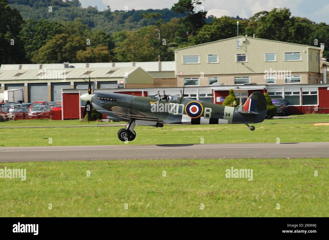 Vickers Supermarine Spitfire Mk 1XB, MH434, decolla durante l'Airshow di Dunsfold nel Surrey in Inghilterra il 23 agosto 2014. Il piano è stato costruito nel 1943. Foto Stock