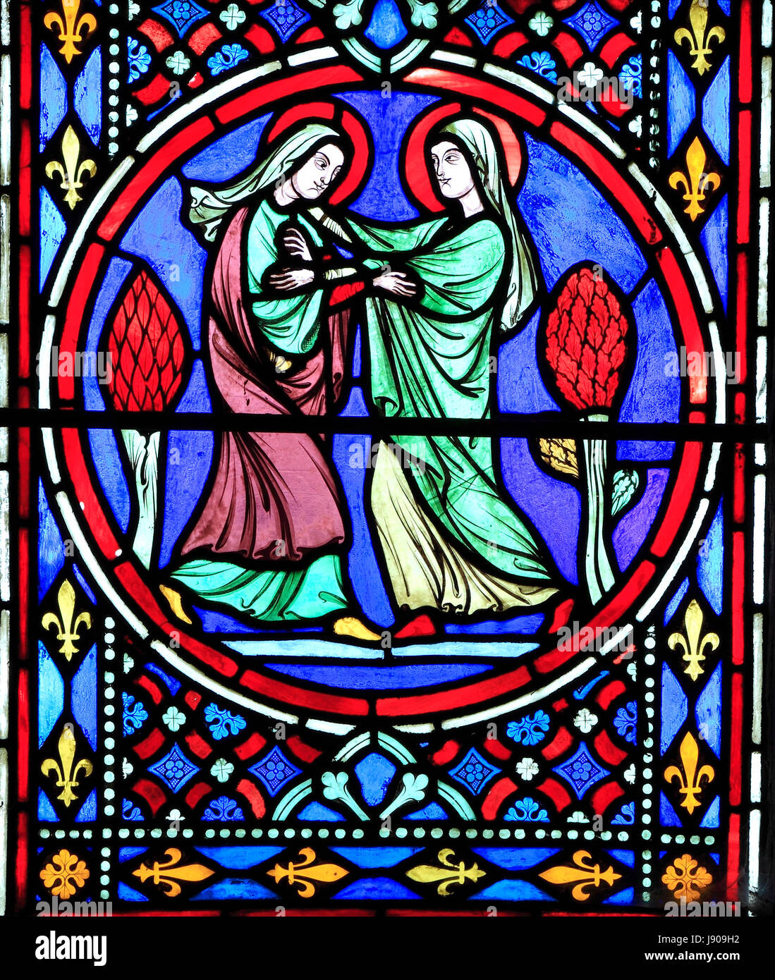 Finestra della natività, vetrate da Oudinot di Parigi 1861, Chiesa Feltwell, Norfolk, visita della Vergine Maria alla cugina Elisabetta, la visitazione Foto Stock
