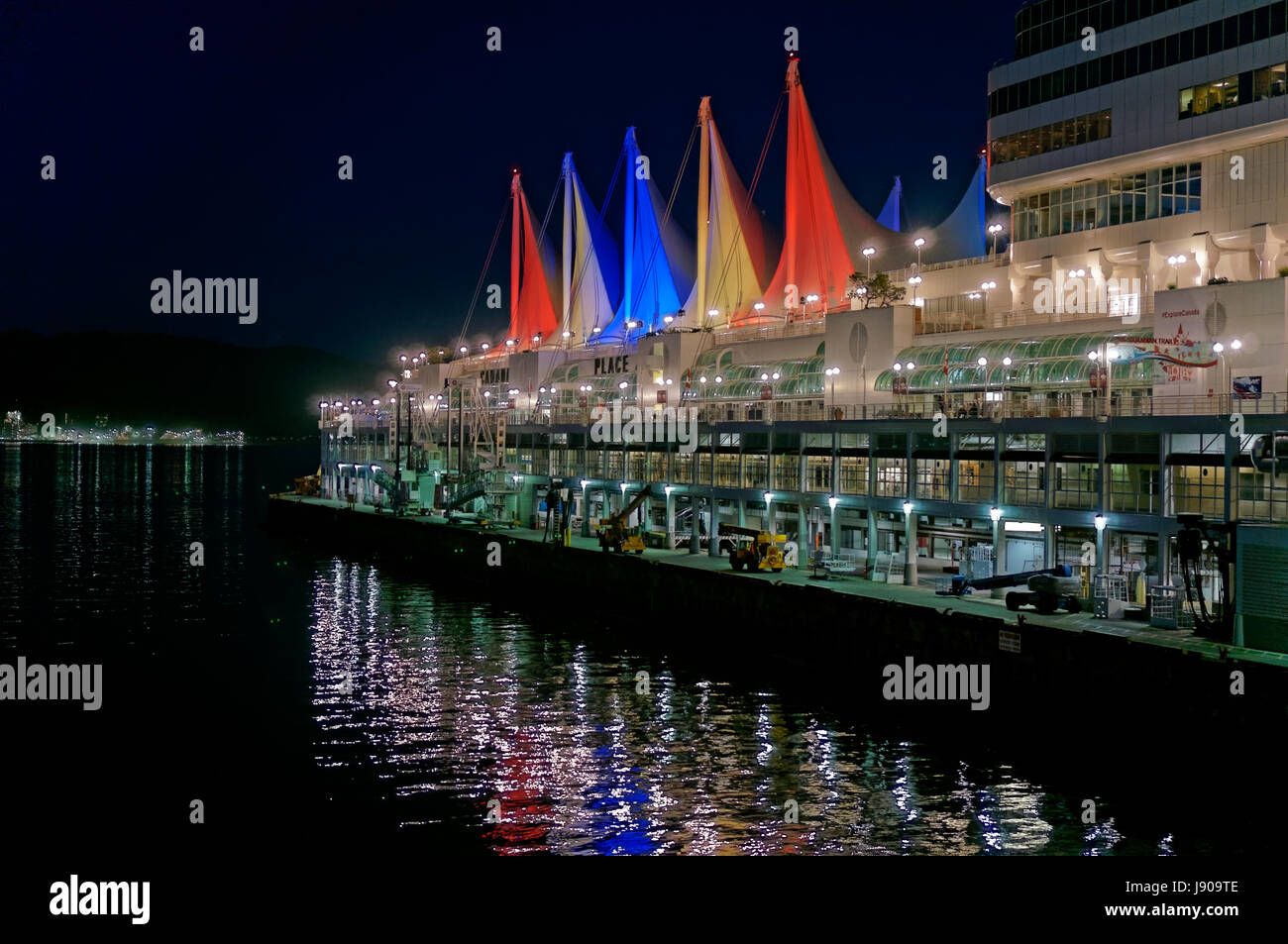 Canada Place vele e Cruise Terminal Darsena di notte, Vancouver, BC, Canada Foto Stock