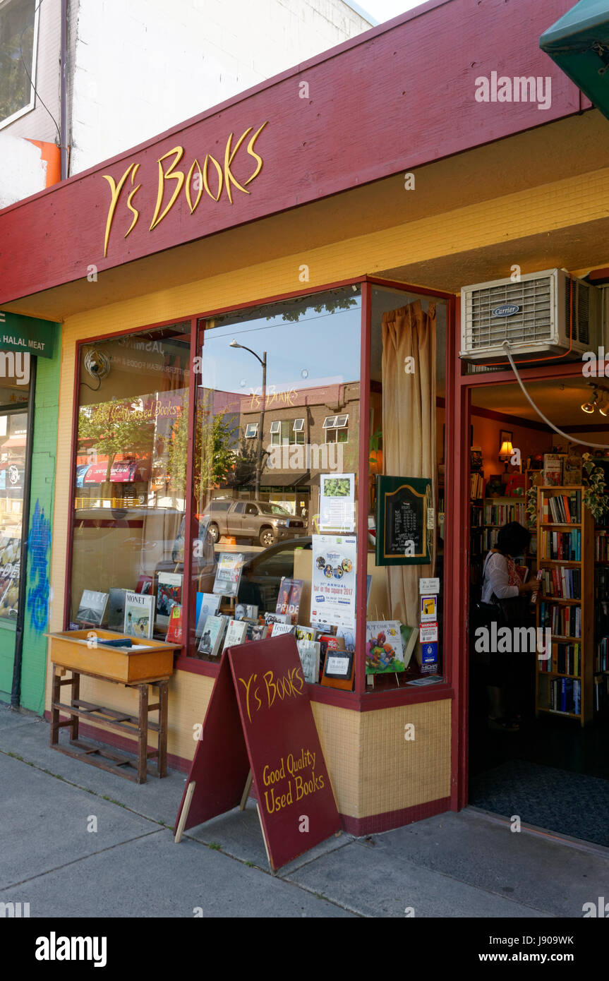 Y libri della libreria utilizzata su Main Street, Vancouver, British Columbia, Canada Foto Stock