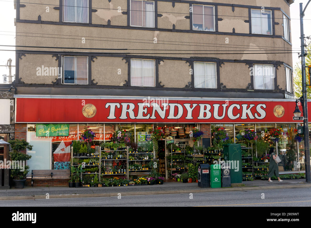 Trendybucks basso costo varietà store su Main Street, Vancouver, British Columbia, Canada Foto Stock