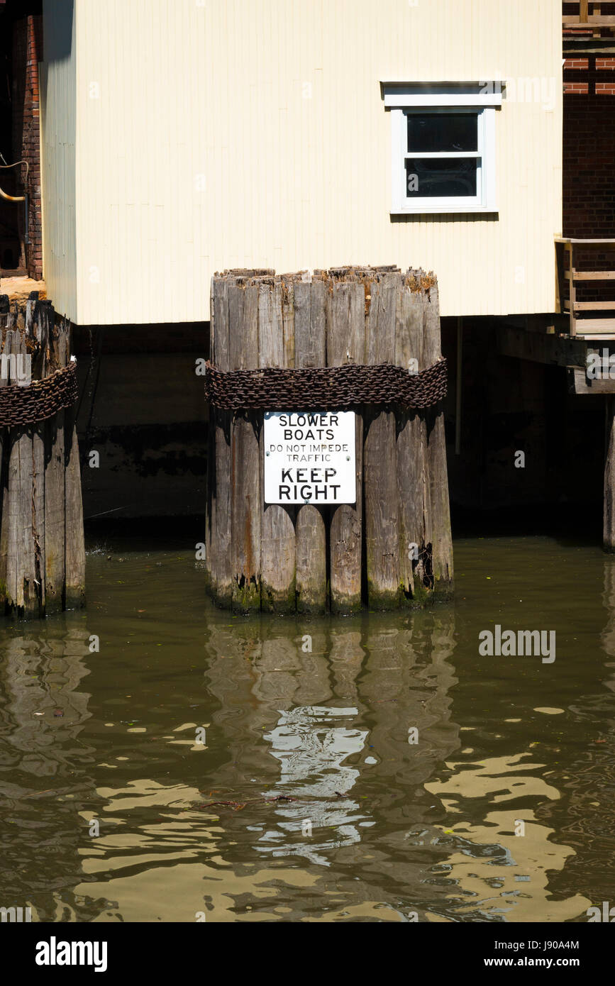 Vista dal fiume Chicago Illinois fiume segno segni più lento di barche di tenere la destra non ostacolino il traffico riflessione acqua riflessioni tronchi catene catena Foto Stock