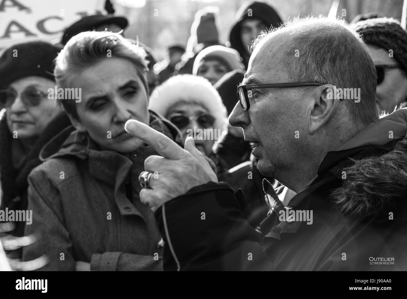 Jerzy Meysztowicz, polacco membro del parlamento, politico liberale, (Nowoczesna), a parlare con persone che protestano per la strada durante la crisi del parlamento. Foto Stock