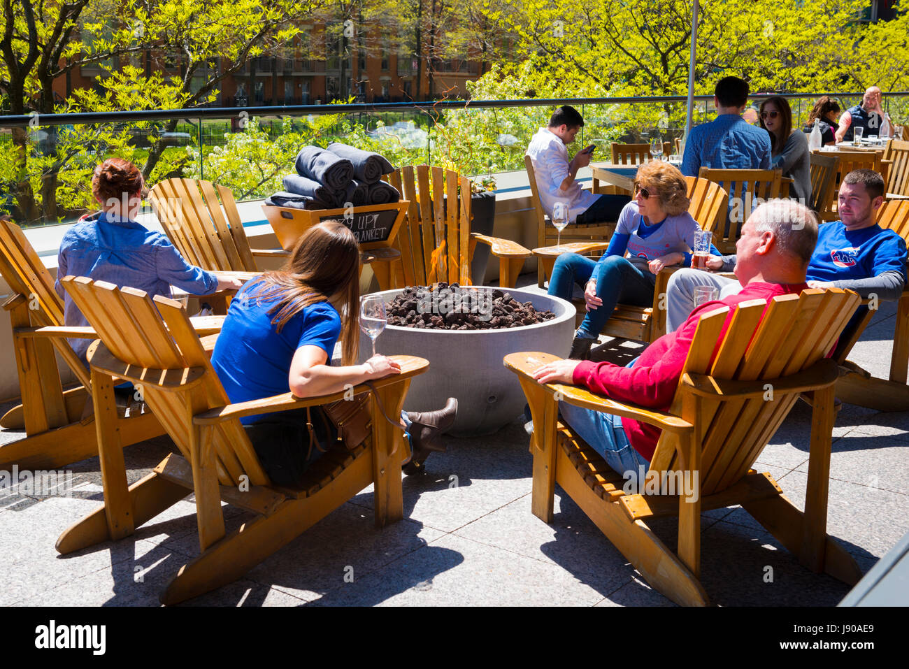 E Chicago Illinois St balcone terrazza Pinstripes Ristorante Italiano diner bevitori round fiammeggiante fuoco sole primaverile affacciato sul canal tree sedie in legno Foto Stock