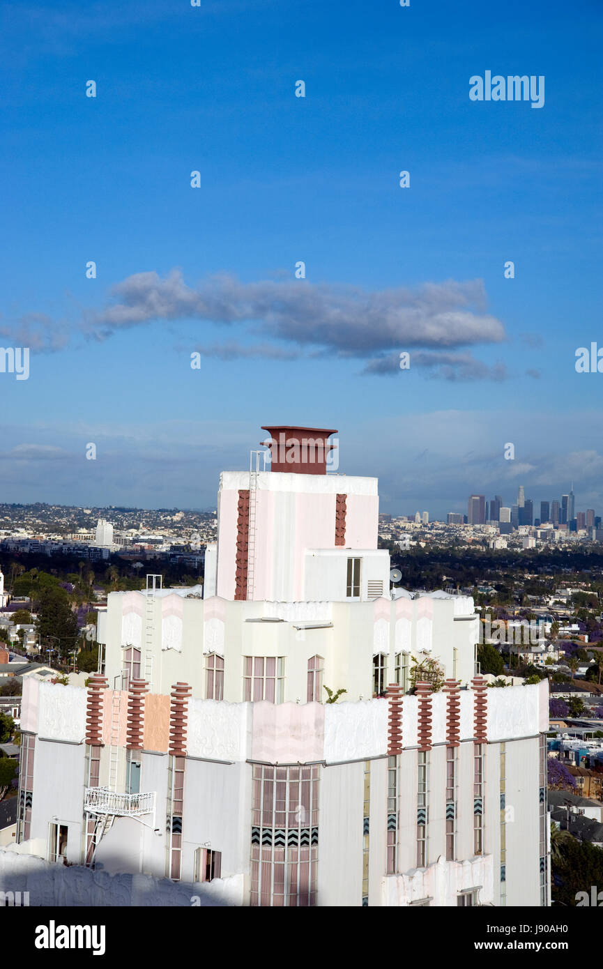 Dettaglio dell'Art Deco Sunset Tower Hotel sulla Sunset Stri con il centro cittadino di Los Angeles in background su un giorno chiaro. Foto Stock