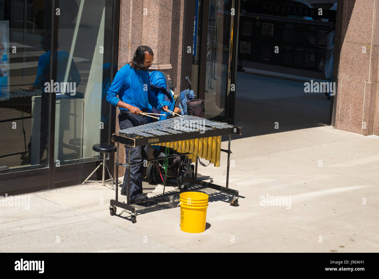 Chicago Illinois Sud Michigan Ave barbuto busker street intrattenitore musicista xilofono giocando sul marciapiede marciapiede giallo raccolta benne benna Foto Stock